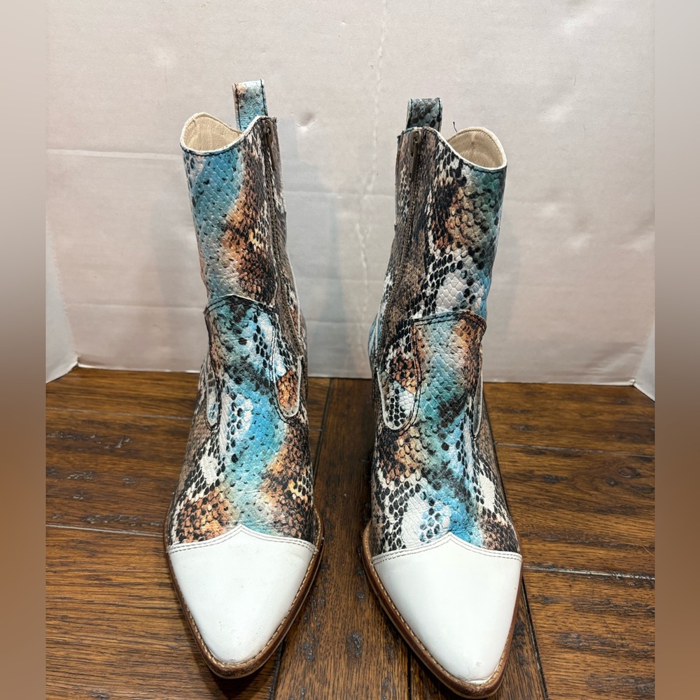 Matisse Desire western-style boots snake print with white toe cap size 9M